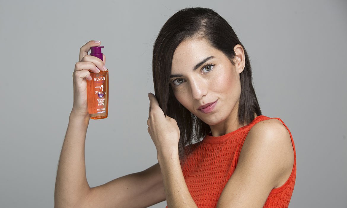 A veces los protectores de calor para el cabello presentan más propiedades aparte de la de bloquear el daño consecuencia de las altas temperaturas. El Sérum Stop Frizz de L’Oréal Paris, por ejemplo, también combate el encrespamiento.